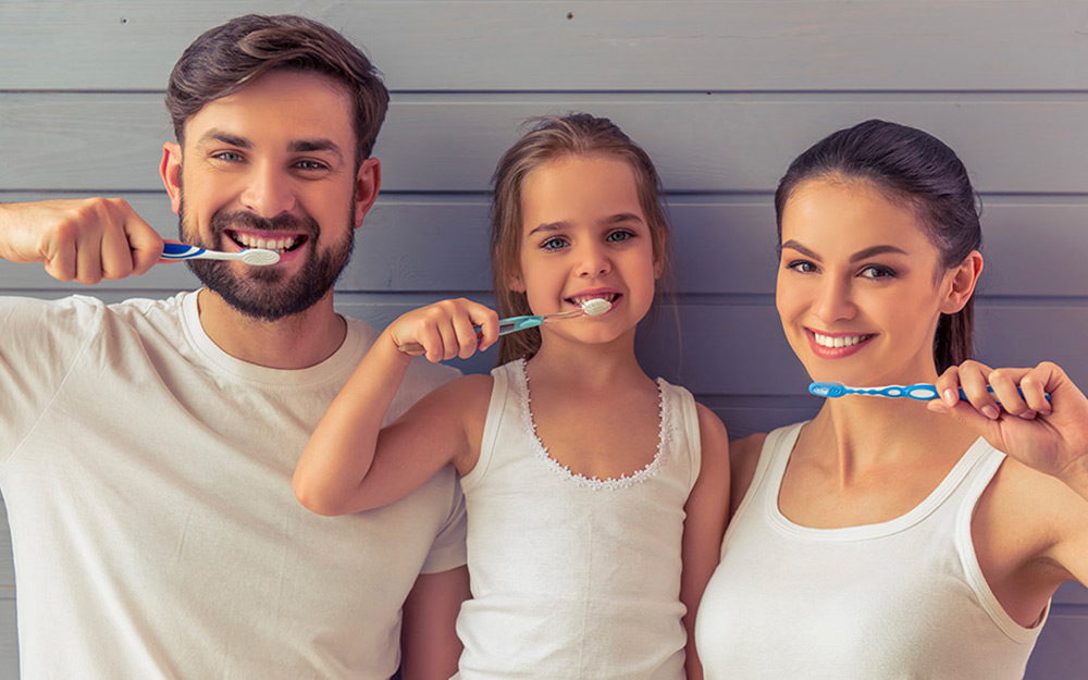 Famille en train de se brosser les dents